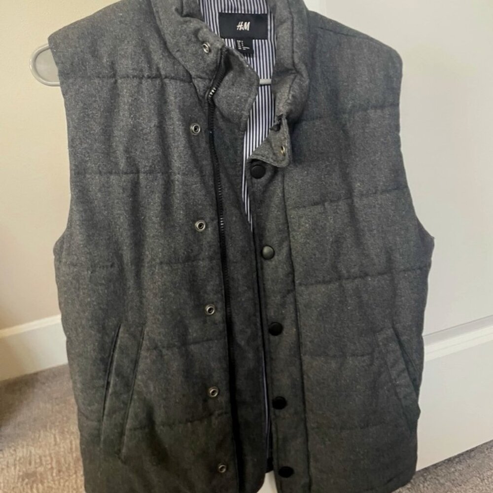 H&M Quilted Puffer Vest – Dark Gray, Men’s Small, Classic Fall Layer